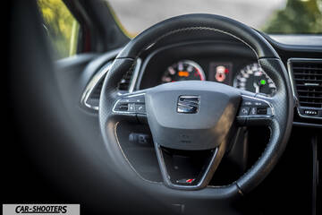 Seat Leon Cupra – dashboard, leather steering wheel close up