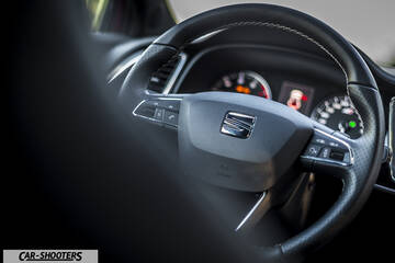 Seat Leon Cupra – dashboard, leather steering wheel and instrument cluster