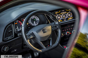 Seat Leon Cupra – dashboard, leather steering wheel and digital instrument cluster