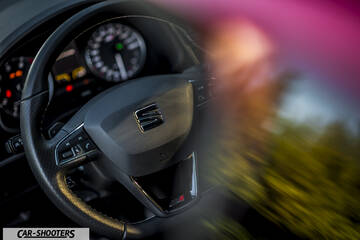 Seat Leon Cupra – dashboard, steering wheel close-up