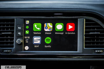 Seat Leon Cupra – dashboard, infotainment display with apple carplay