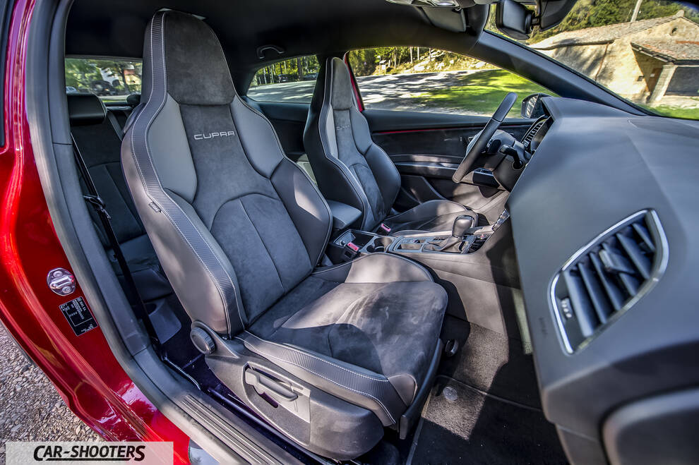 Seat Leon Cupra – interior, bucket front seats