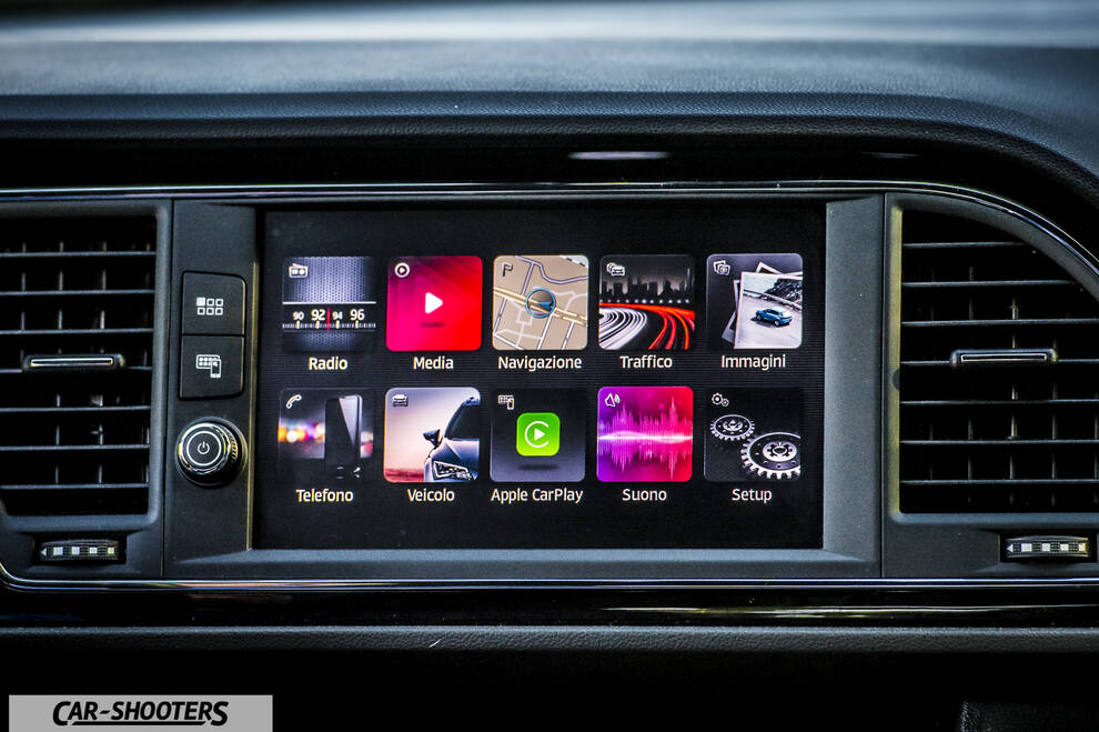 Seat Leon Cupra – dashboard, touchscreen infotainment display