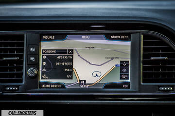 Seat Leon Cupra – dashboard, infotainment touchscreen navigation map