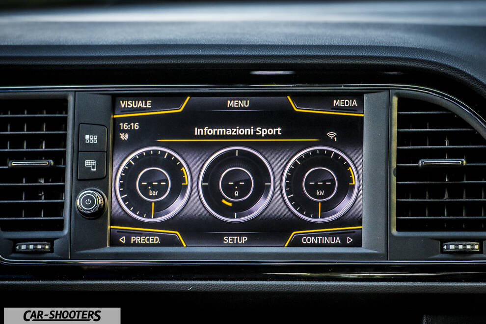 Seat Leon Cupra – dashboard, infotainment screen displaying sport information