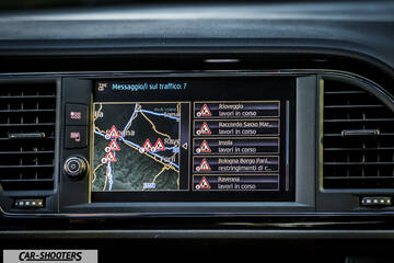 Seat Leon Cupra – dashboard, infotainment screen displaying navigation map