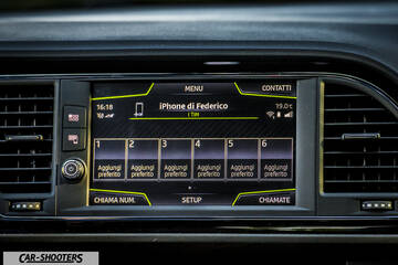 Seat Leon Cupra – dashboard, infotainment touchscreen display
