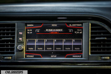 Seat Leon Cupra – dashboard, touchscreen infotainment system close up