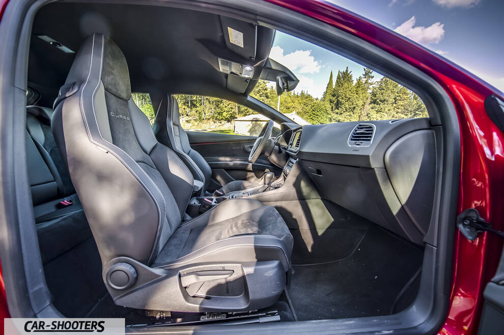 Seat Leon Cupra – interior, bucket front seats