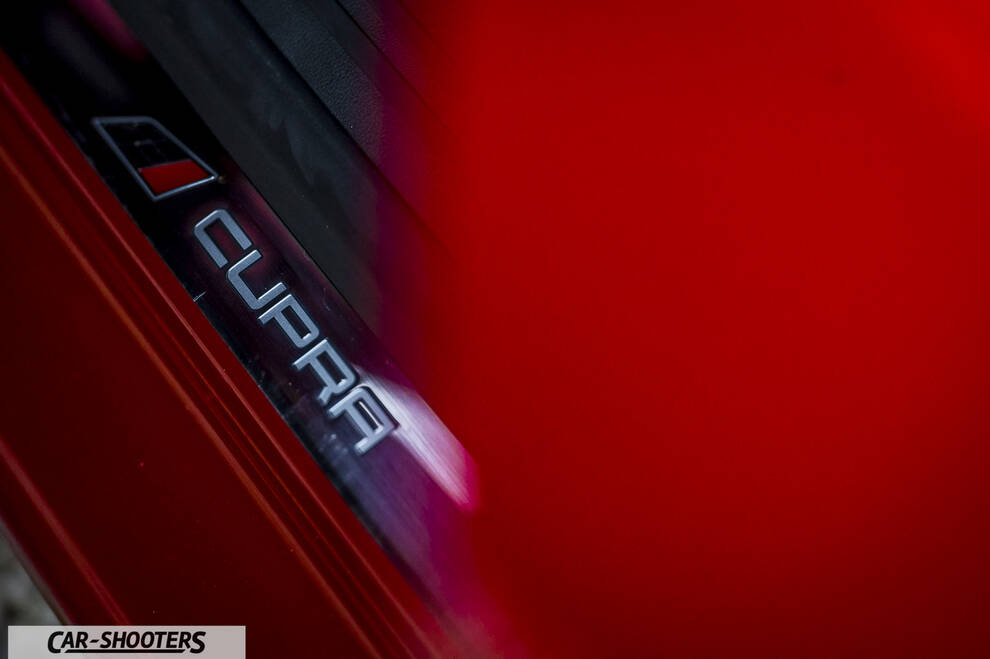 Seat Leon Cupra – detail, door sill badge close-up