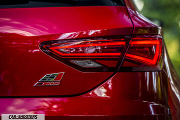 Seat Leon Cupra – detail, taillight and badge close-up