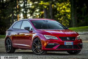 Seat Leon Cupra – front three-quarter, red metallic against a wooded backdrop