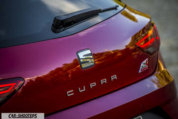 Seat Leon Cupra – rear view, dark red metallic