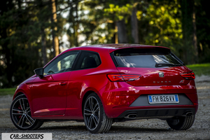 Seat Leon Cupra – rear three-quarter, red on a gravel path