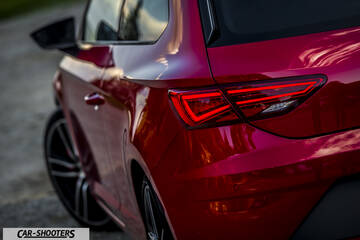Seat Leon Cupra – rear three-quarter, red on a paved surface