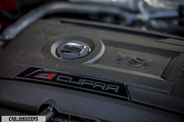 Seat Leon Cupra – engine bay, tsi engine cover close up