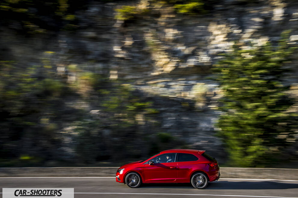 Seat Leon Cupra – side profile, red against a mountain backdrop