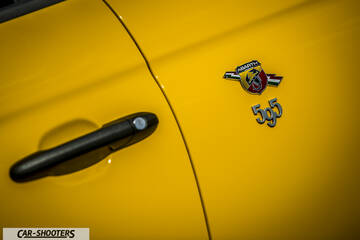 Abarth 595 Competizione – detail, side badge and door handle