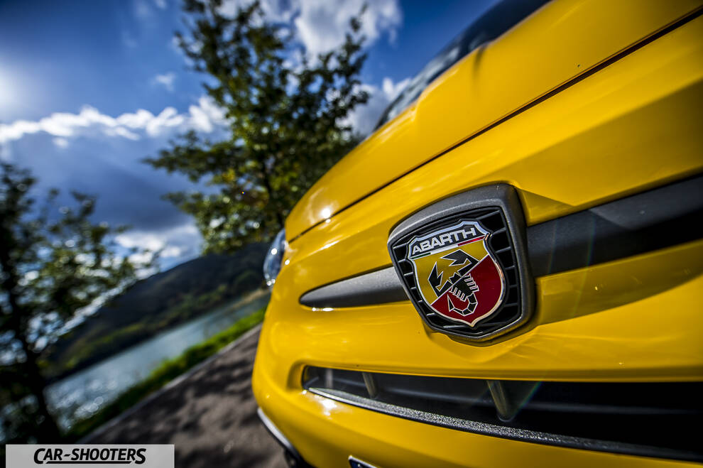 Abarth 595 Competizione – detail, front badge close-up