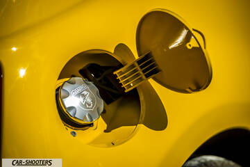 Abarth 595 Competizione – detail, fuel filler door open