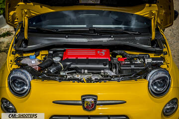 Abarth 595 Competizione – engine bay, red engine cover