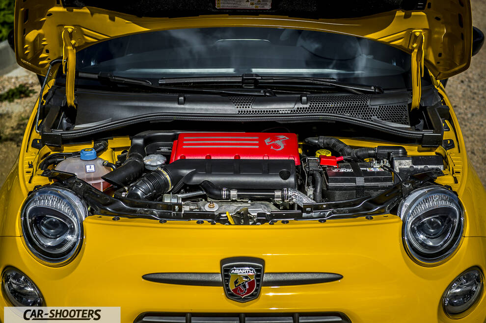 Abarth 595 Competizione – engine bay, red engine cover