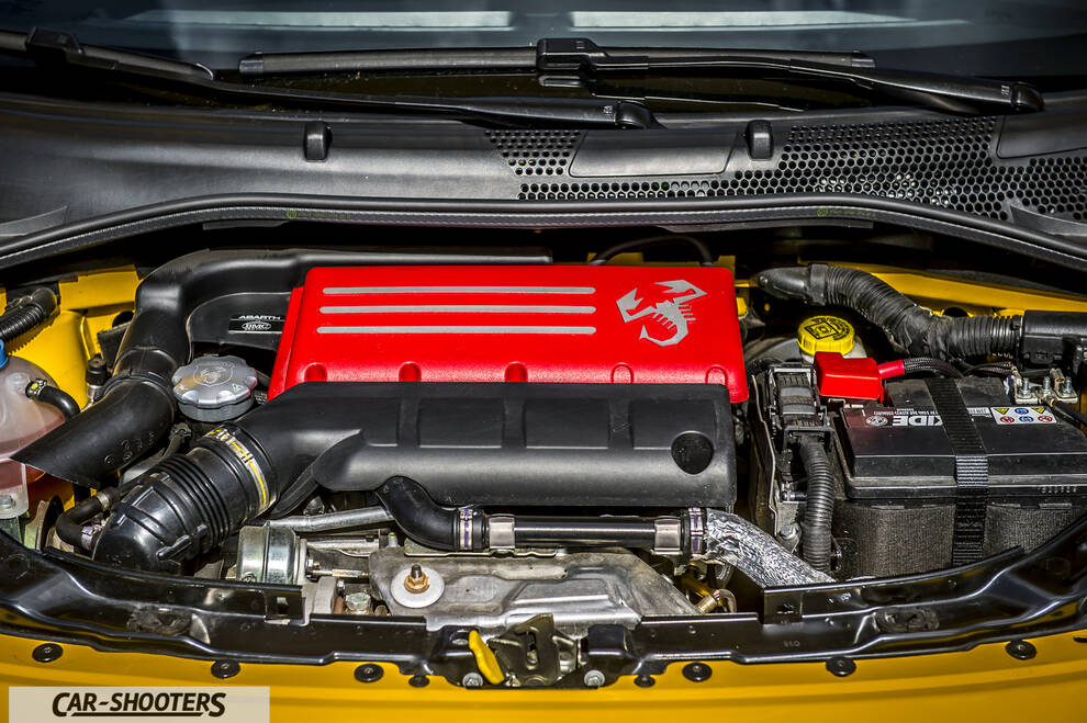 Abarth 595 Competizione – engine bay, red engine cover