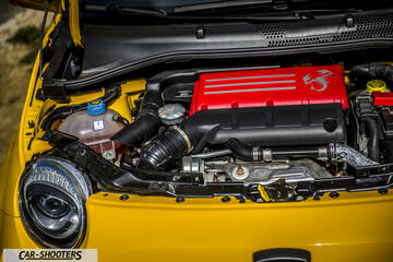 Abarth 595 Competizione – engine bay, red engine cover