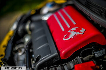 Abarth 595 Competizione – engine bay, red engine cover