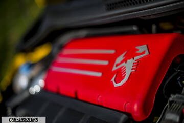 Abarth 595 Competizione – engine bay, red engine cover