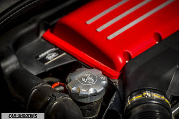 Abarth 595 Competizione – engine bay, red engine cover close up