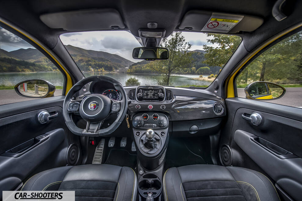 Abarth 595 Competizione – dashboard, with leather front seats