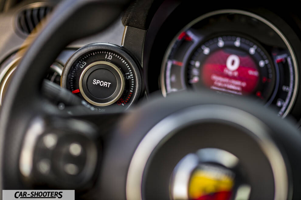 Abarth 595 Competizione – dashboard, digital instrument cluster and sport button