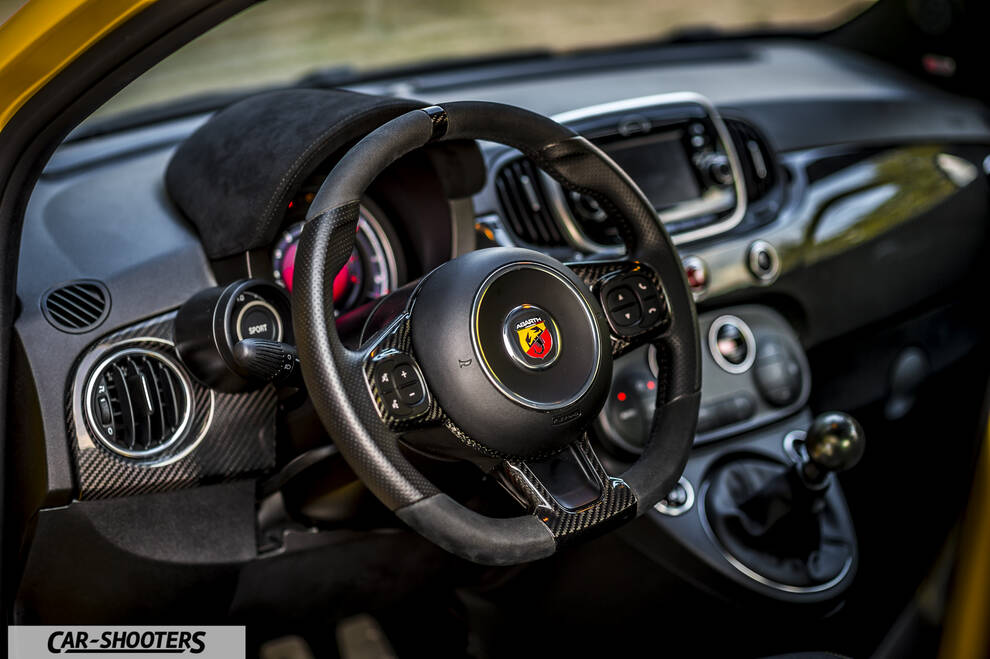 Abarth 595 Competizione – dashboard, sport steering wheel and dashboard