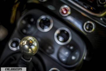 Abarth 595 Competizione – interior, manual gear shifter and dash controls