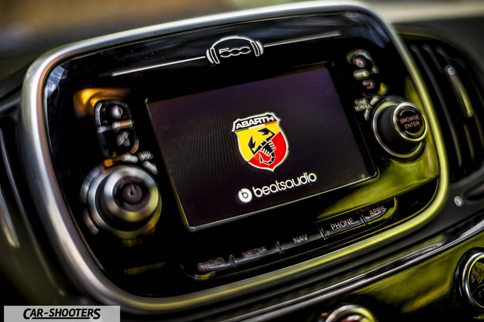 Abarth 595 Competizione – dashboard, touchscreen infotainment display