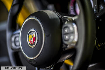 Abarth 595 Competizione – dashboard, leather steering wheel close-up