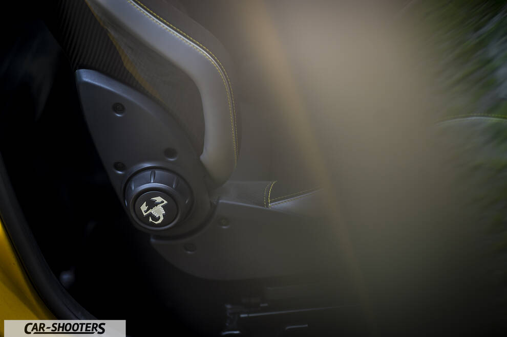 Abarth 595 Competizione – interior, car seat adjuster dial close-up