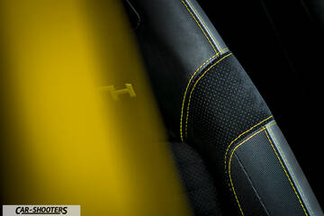 Abarth 595 Competizione – interior, leather seat with yellow stitching