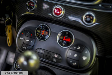Abarth 595 Competizione – dashboard, carbon fiber center console