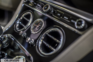 dashboard, center console with analog clock