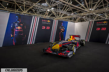 front three-quarter, dark blue in a indoor exhibition space