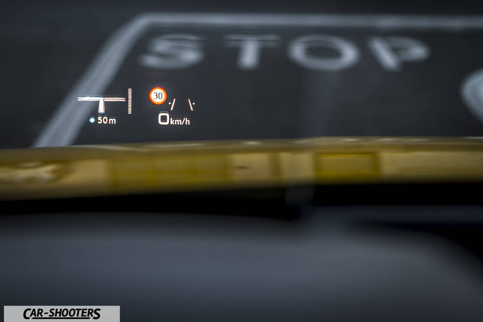 Audi Q2 – dashboard, heads-up display showing speed