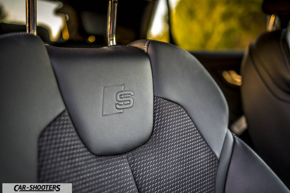 Audi Q2 – interior, leather front seats