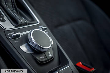 Audi Q2 – detail, center console control knob close-up