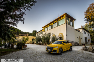 Audi Q2 – front three-quarter, yellow parked in front of a villa