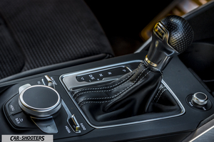 Audi Q2 – detail, gear shifter and infotainment controller