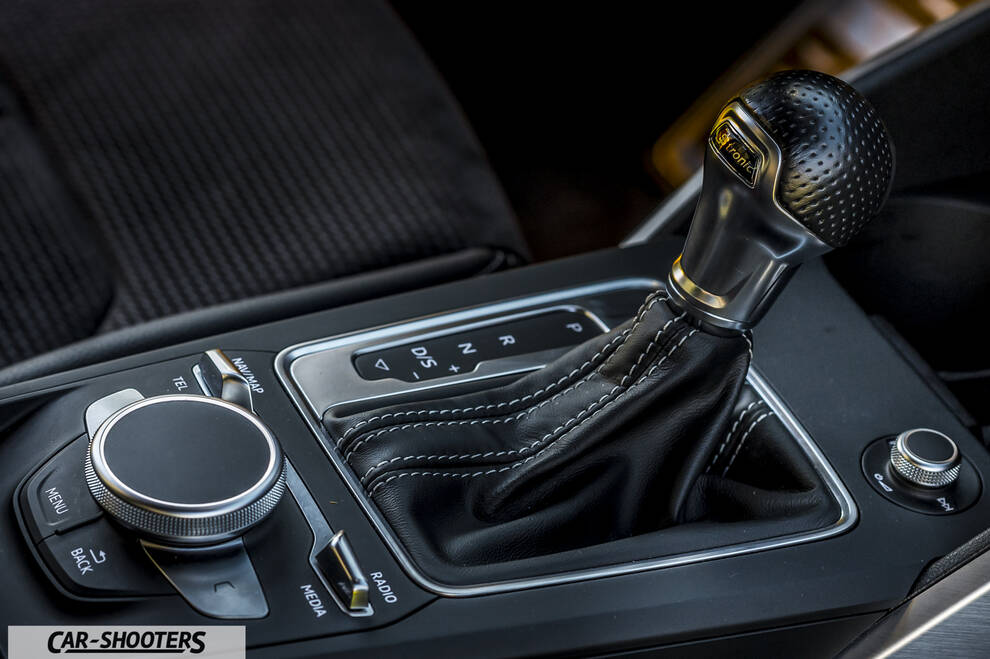 Audi Q2 – detail, gear shifter and infotainment controller