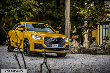 Audi Q2 – front three-quarter, yellow in a courtyard with a fountain