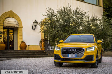 Audi Q2 – front three-quarter, yellow parked in front of a building